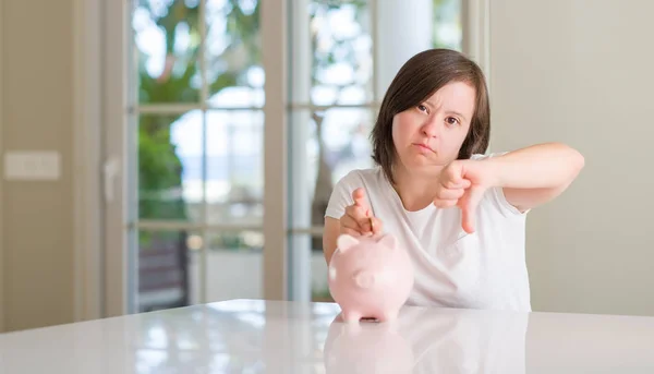 Sindrome Donna Casa Tenendo Salvadanaio Con Faccia Arrabbiata Segno Negativo — Foto Stock