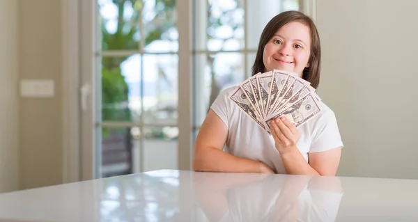 Síndrome Mujer Casa Sosteniendo Dólares Con Una Cara Feliz Pie —  Fotos de Stock