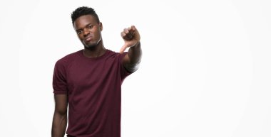 Genç Afro-Amerikan adam kızgın yüzü, eksi işareti aşağı antipati başparmak ile gösterilen, ret kavramı ile