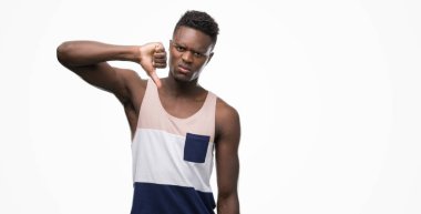 Genç Afro-Amerikan adam kızgın yüzü, eksi işareti aşağı antipati başparmak ile gösterilen, ret kavramı ile