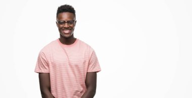 Yüzünde mutlu ve güzel bir gülümseme ile pembe t-shirt giyen genç Afro-Amerikan adam. Şanslı kişi.