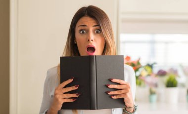 Güzel genç kadın bir kitap okuma şok ve evde hayrete düşürdü.