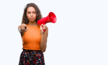 Parmak ile işaret kameraya megafon ve, el işareti, pozitif ve kendinden emin bir jest ön tutan genç İspanyol kadın