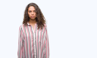 Güzel genç İspanyol kadın şüpheci ve sorun nedeniyle gergin, papatyanın üzgün. Negatif kişi.