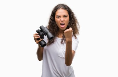 Genç İspanyol kadın öfkeyle, çılgın ve bağrışmalar yükseltilmiş el, öfke kavramı ile dürbün rahatsız ve hayal kırıklığına uğramış bağırarak aracılığıyla arıyor