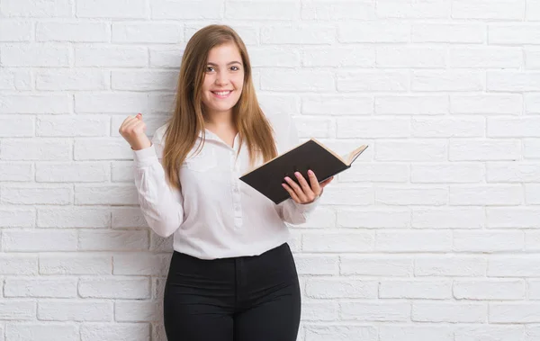 Junge Erwachsene Frau Steht Über Weiße Backsteinmauer Und Liest Ein — Stockfoto