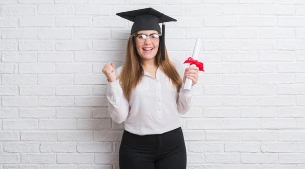 Joven Mujer Adulta Sobre Pared Ladrillo Blanco Con Sombrero Graduado —  Fotos de Stock