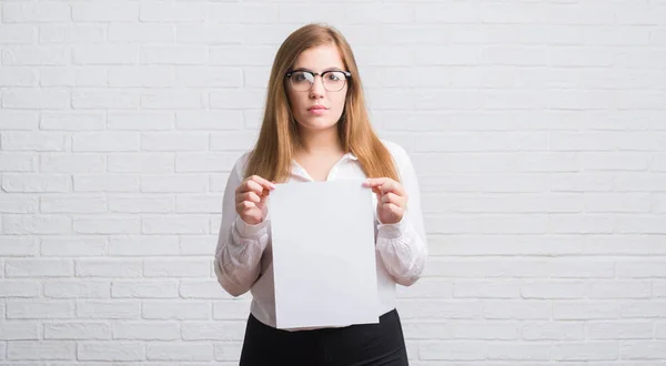 Jovem Mulher Adulta Negócios Sobre Parede Tijolo Branco Segurando Papel — Fotografia de Stock