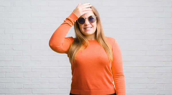 Junge Erwachsene Frau Über Weißem Backstein Mit Sonnenbrille Die Mit — Stockfoto