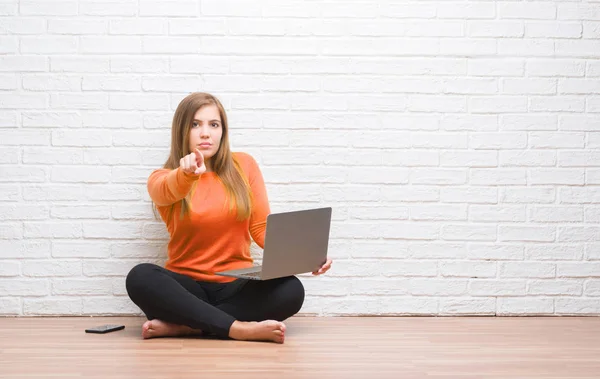 Young Adult Woman Sitting Floor White Brick Wall Using Computer — Stock Photo, Image