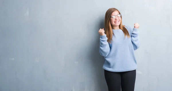 Junge Erwachsene Frau Über Graue Grunge Wand Mit Brille Sehr — Stockfoto