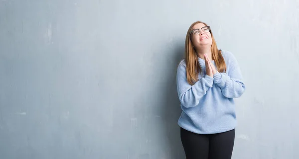 Jonge Volwassen Vrouw Grijs Grunge Muur Bril Bedelen Bidden Met — Stockfoto