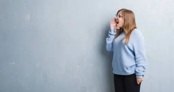 Jonge Volwassen Vrouw Grijs Grunge Muur Bril Schreeuwen Schreeuwen Luid — Stockfoto