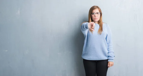 Jonge Volwassen Vrouw Grijs Grunge Muur Bril Zoek Ongelukkig Boos — Stockfoto