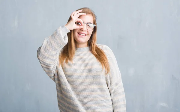 Молода Доросла Жінка Над Сірою Гранжевою Стіною Носить Окуляри Щасливим — стокове фото