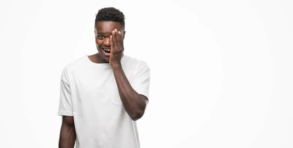 Joven Hombre Afroamericano Vistiendo Camiseta Blanca Cubriendo Ojo Con Mano — Foto de Stock