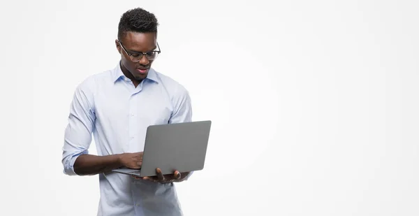 Junger Afrikanisch Amerikanischer Geschäftsmann Mit Computer Laptop Und Selbstbewusstem Gesichtsausdruck — Stockfoto