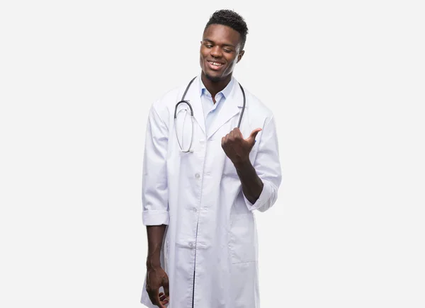 Młody Człowiek African American Sobie Płaszcz Lekarza Skierowana Dłoni Palców — Zdjęcie stockowe