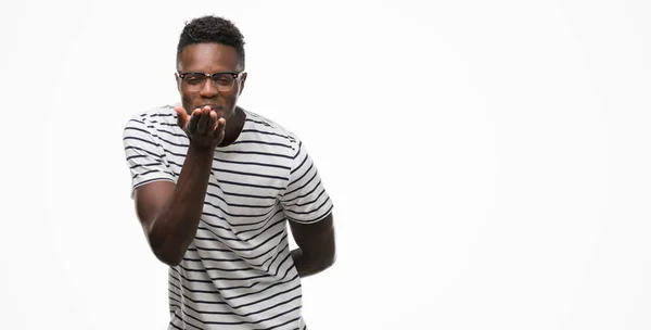 Joven Hombre Afroamericano Con Gafas Camiseta Azul Marino Mirando Cámara —  Fotos de Stock