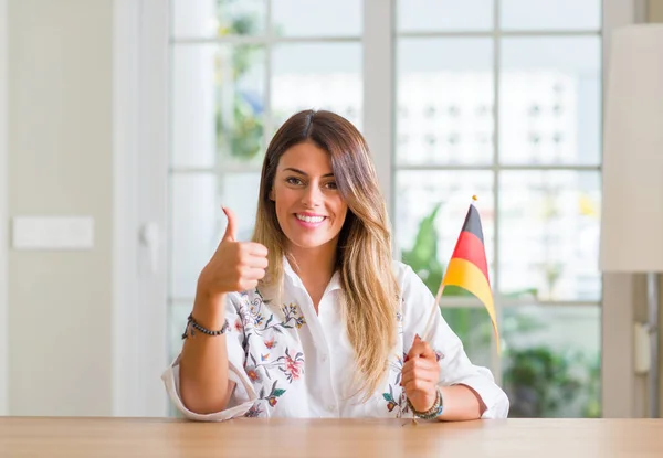 Молодая Женщина Дома Флагом Германии Счастлива Большой Улыбкой Делает Хорошо — стоковое фото