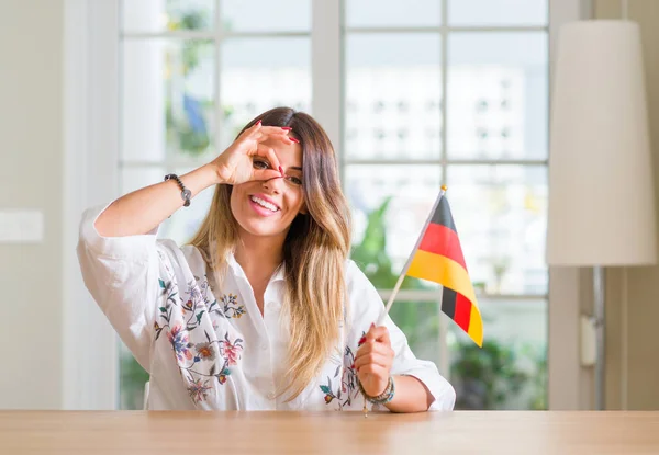 Jovem Mulher Casa Segurando Bandeira Alemanha Com Rosto Feliz Sorrindo — Fotografia de Stock