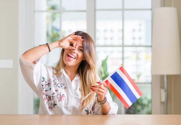 Jeune Femme Maison Tenant Drapeau Thaïlande Avec Visage Heureux Souriant — Photo