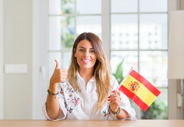 Νεαρή Γυναίκα Στο Σπίτι Κρατώντας Την Σημαία Της Ισπανίας Ευτυχισμένος — Φωτογραφία Αρχείου