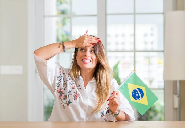 Ung Kvinna Hemma Hålla Flagga Brasilien Stressad Med Handen Huvudet — Stockfoto