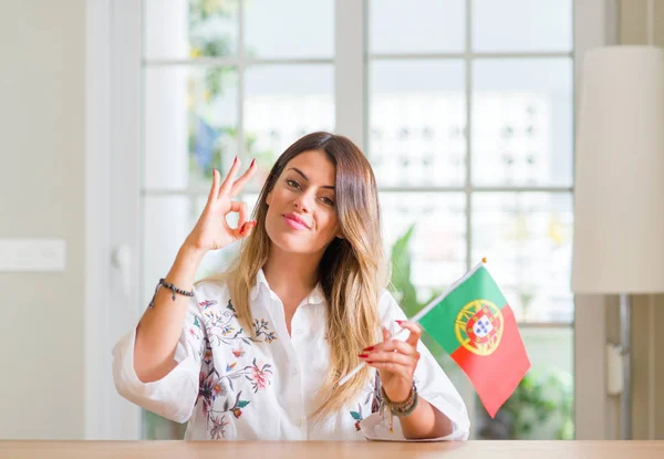 Jeune Femme Maison Tenant Drapeau Portugal Faisant Signe Avec Les — Photo