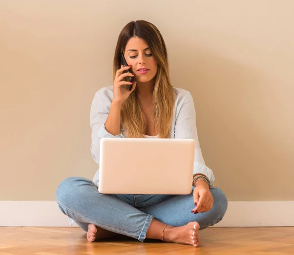 Jovem Mulher Bonita Sorrindo Sentado Chão Com Computador Falando Telefone — Fotografia de Stock