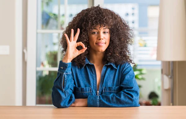 Africano Americano Mulher Casa Fazendo Sinal Com Dedos Excelente Símbolo — Fotografia de Stock