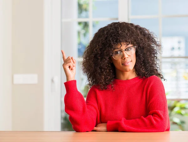 Femme Afro Américaine Portant Des Lunettes Très Heureux Pointant Avec — Photo