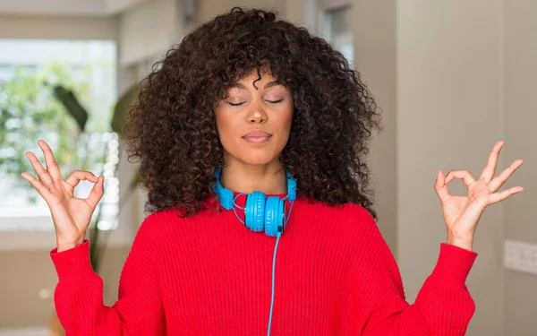 Afrikai Amerikai Fárasztó Fejhallgató Pihenni Mosolyog Szeme Zárva Ennek Meditáció — Stock Fotó