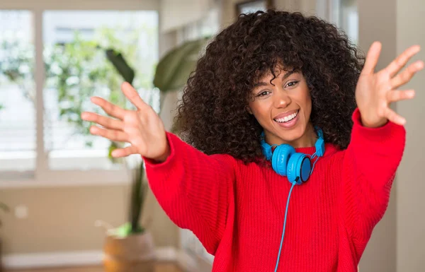 Donna Afroamericana Con Cuffie Che Guarda Telecamera Sorridendo Braccia Aperte — Foto Stock