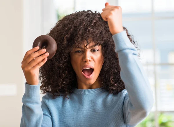 Unga Afroamerikanska Kvinna Som Håller Chocolate Donut Hem Irriterad Och — Stockfoto