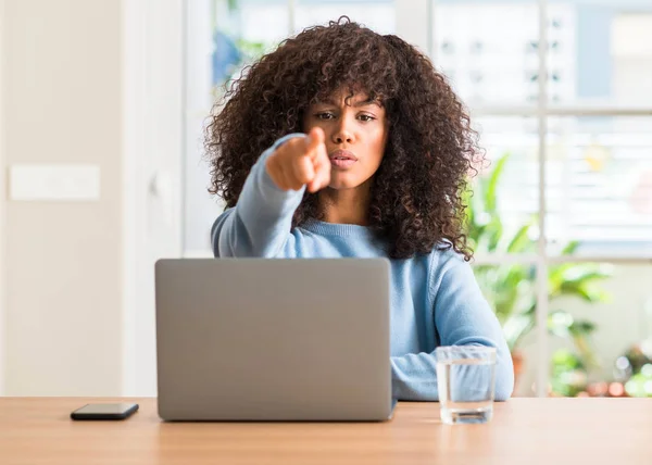 Mujer Afroamericana Usando Computadora Portátil Casa Señalando Con Dedo Cámara — Foto de Stock