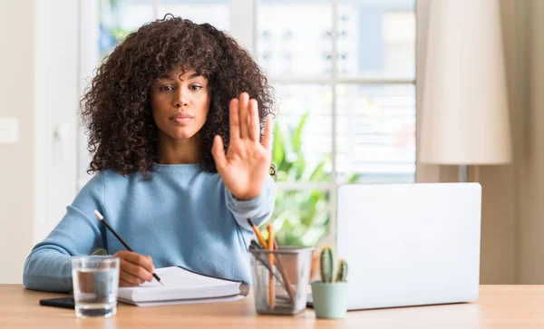 African American Kobieta Studia Domu Pomocą Komputera Laptopa Otwartej Dłoni — Zdjęcie stockowe