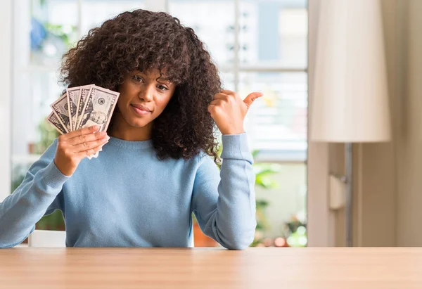 African American Woman Holding Dollar Sedlar Pekar Med Hand Och — Stockfoto