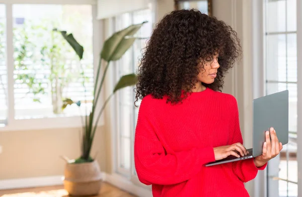 Mujer Afroamericana Pie Usando Computadora Portátil Casa Con Una Expresión — Foto de Stock