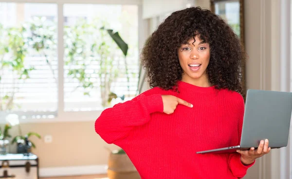 Mujer Afroamericana Pie Usando Computadora Portátil Casa Con Cara Sorpresa — Foto de Stock