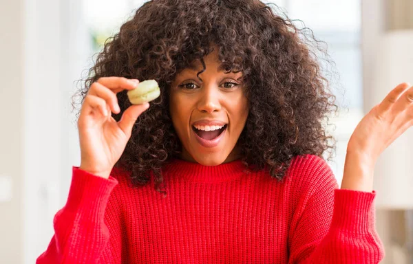Femme Afro Américaine Tenant Macaron Très Heureuse Excitée Expression Gagnante — Photo