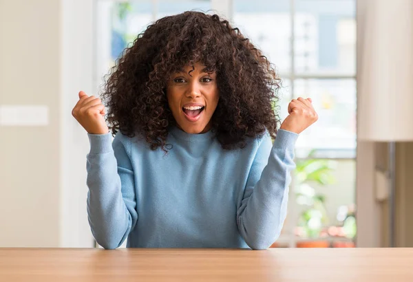 African American Woman Hemma Firar Överraskad Och Förvånad För Framgång — Stockfoto