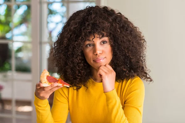 Mujer Afroamericana Lista Para Comer Pizza Pepperoni Rebanada Cara Seria —  Fotos de Stock