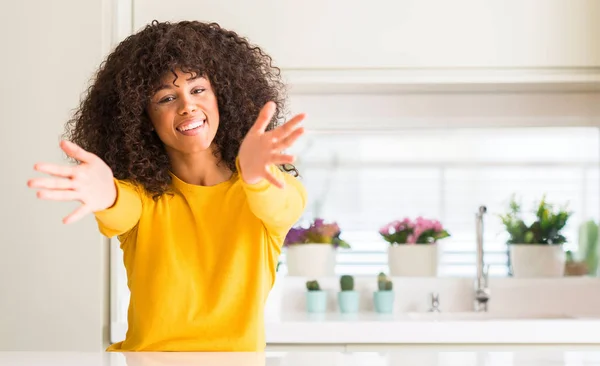 Afrikanisch Amerikanische Frau Gelbem Pullover Der Küche Und Lächelt Die — Stockfoto