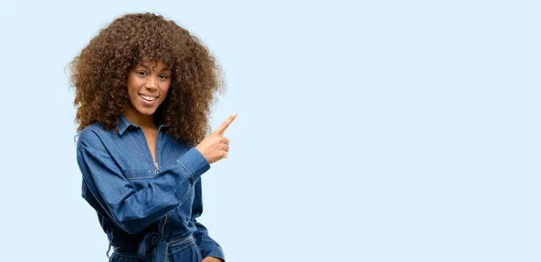 Africano Americano Mulher Vestindo Macacão Azul Apontando Para Lado Com — Fotografia de Stock