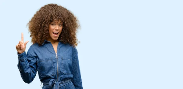 Africano Americano Mulher Vestindo Macacão Azul Apontando Para Lado Com — Fotografia de Stock