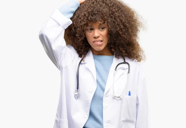 アフリカ系アメリカ人の医者の女性 医療専門作業疑い式 混同し 不確かな将来のだろうか — ストック写真