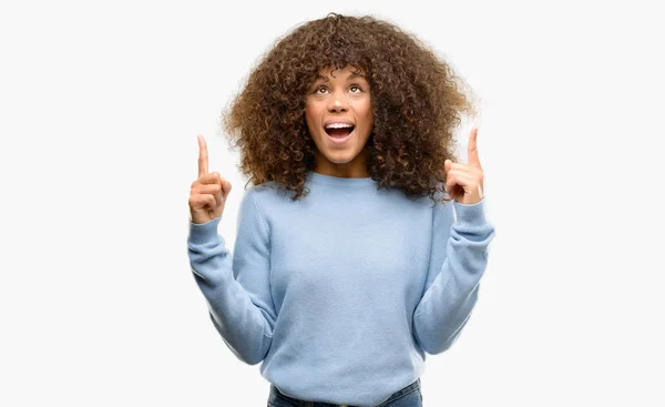 Afroamerikanerin Pullover Staunend Und Überrascht Aufblickend Und Mit Erhobenen Fingern — Stockfoto