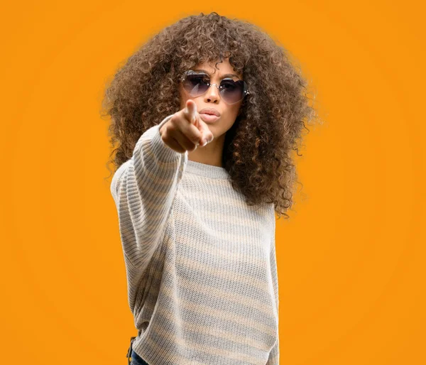 Mujer Afroamericana Vistiendo Suéter Rayas Apuntando Con Dedo Cámara Signo —  Fotos de Stock