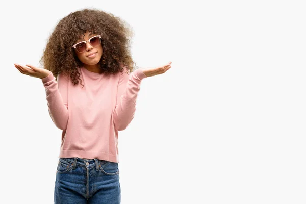 Mulher Afro Americana Vestindo Óculos Sol Rosa Expressão Indolor Confuso — Fotografia de Stock